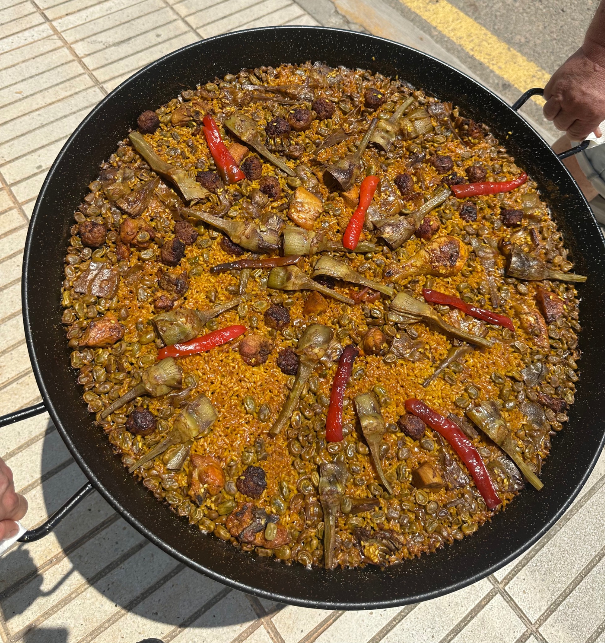 Valenciana con habas y alcachofas de Paelles Janet